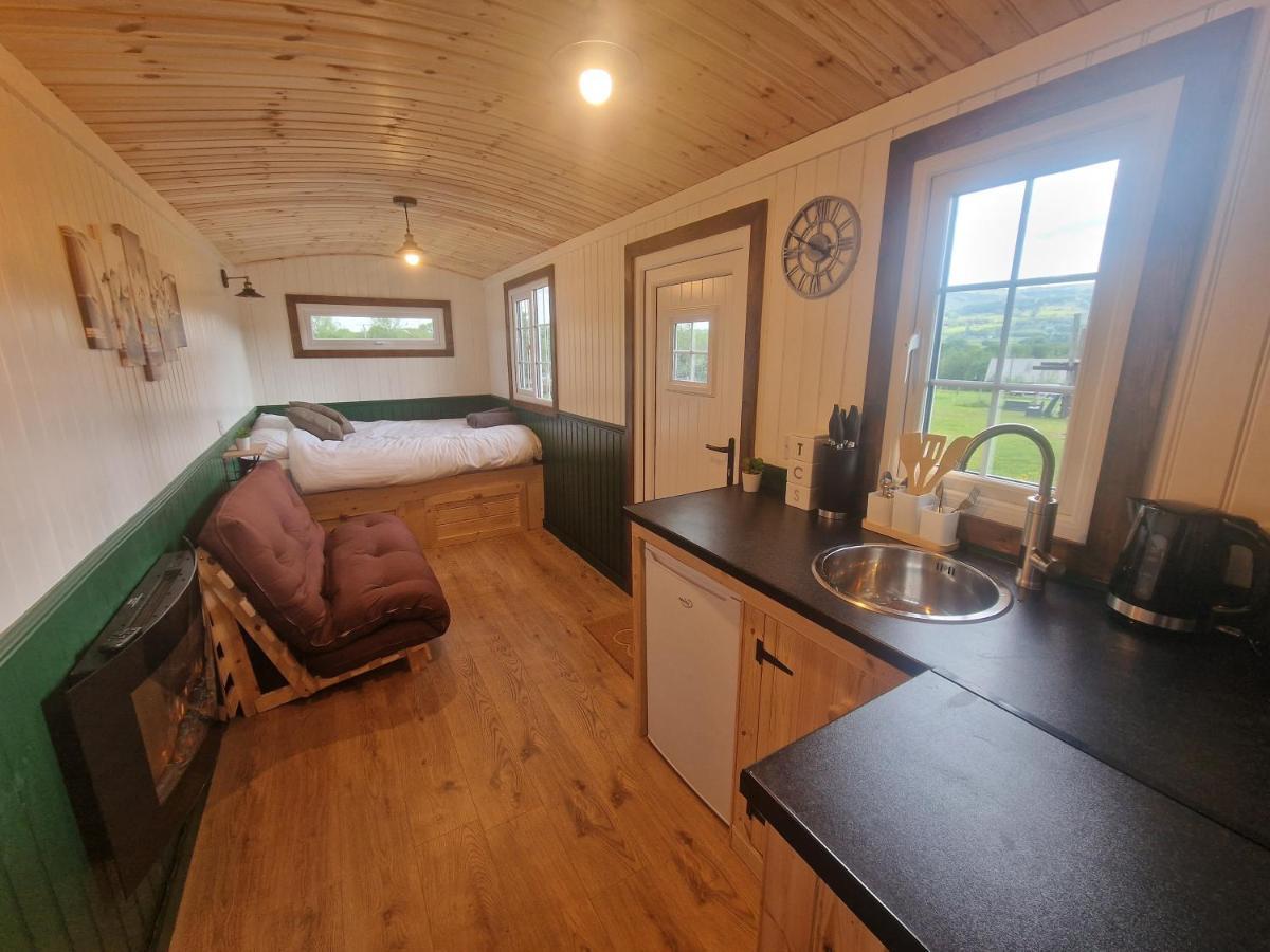 Cwtch Glamping Shepherds Huts Абергавенни Экстерьер фото